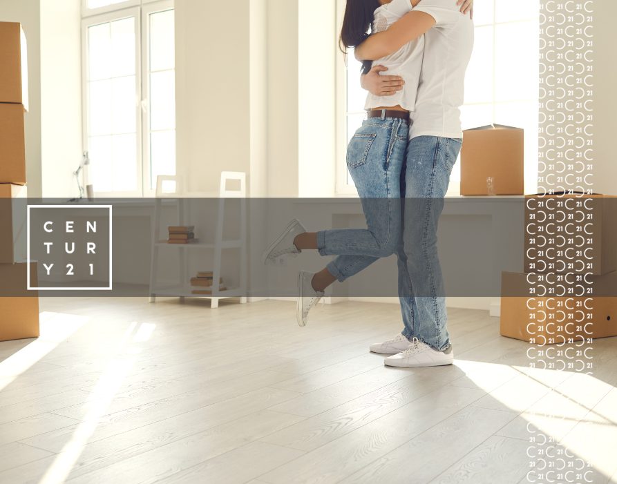 century21-couple-moving-to-new-home-1